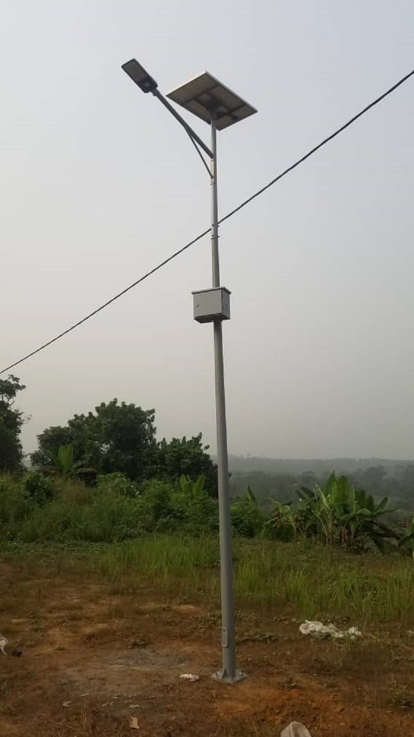 LAMPADAIRE SOLAIRE AUTONOME 50W 3 en 1